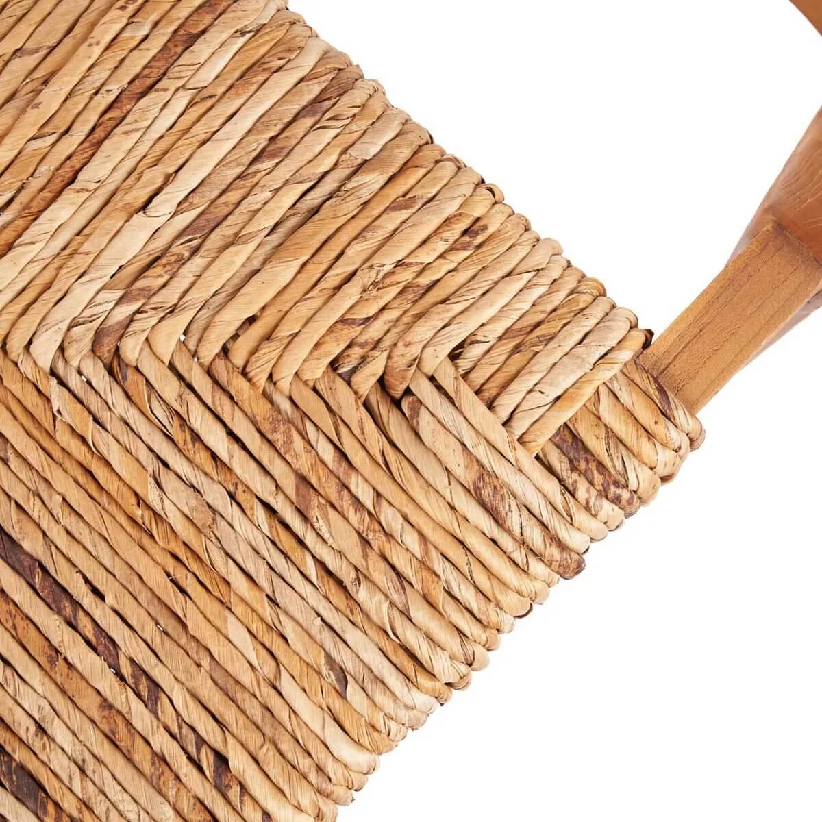 Gevlochten rieten zitting van een Eetkamerstoel met houten details, symboliseert stijl en comfort. Perfect voor stapelbare ruimtebesparing.