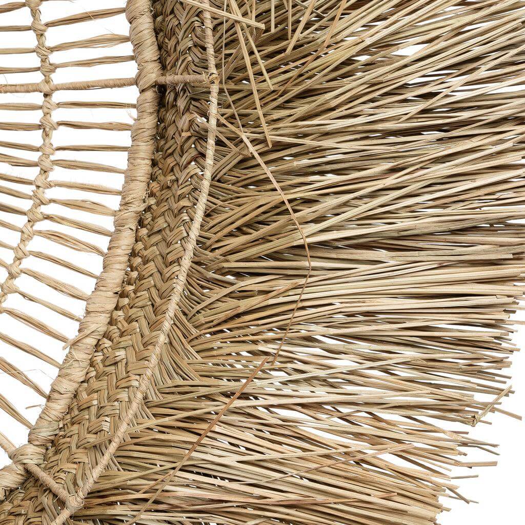 Hoedvormige hanglamp van mendongras met tropische franjes, De Summer Vibes collectie, natuurlijk design voor een zomerse sfeer.