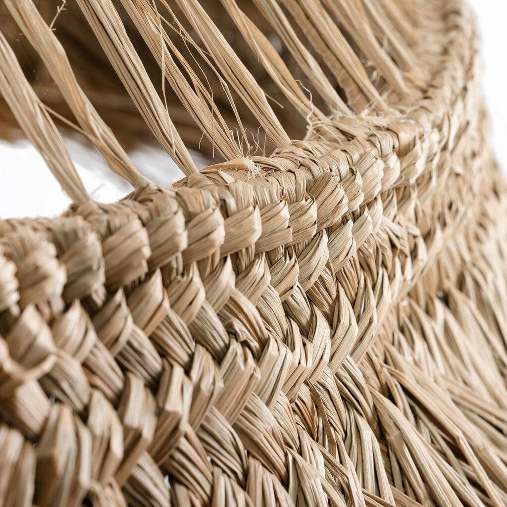 Detail van de handgemaakte natuurlijke mendongras hanglamp met tropische franjes in hoedvorm, XL formaat. Perfect voor zomerse woonruimtes.