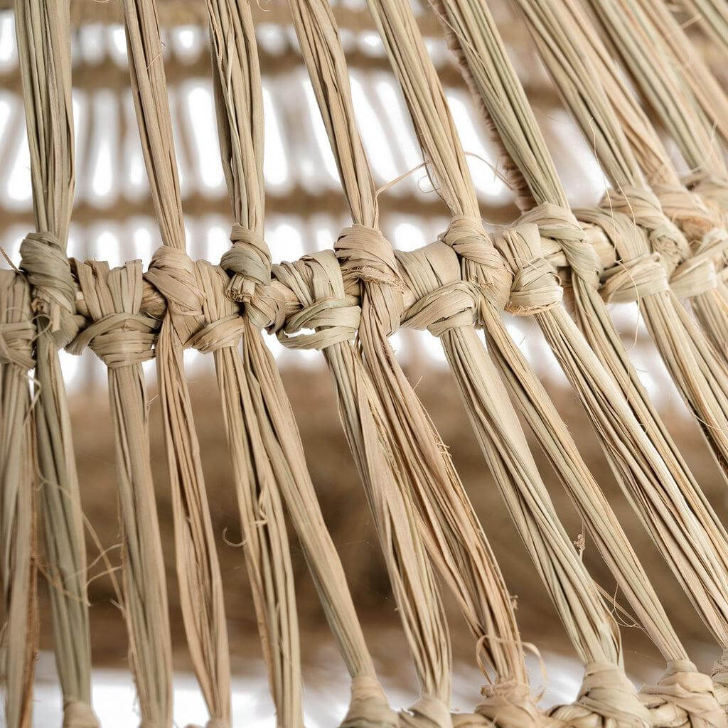 Dichtbij detail van De Summer Vibes Hanglamp XL, handgemaakt van mendongras met tropische franjes. Perfect voor een zomerse sfeer.