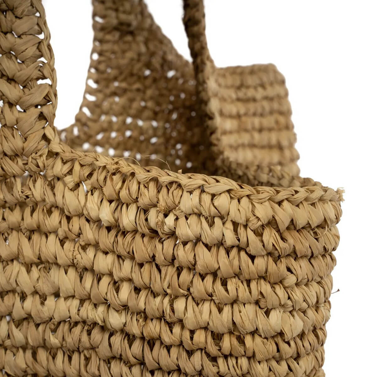Detail van de De Te Quiero-shopper van natuurlijke raffia, met ambachtelijke knopen en vlechten. Perfecte weekendtas.