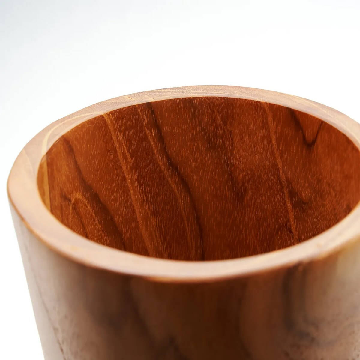 Close-up of a handcrafted De Teakwortelbeker cup with natural wood grain, perfect for a Bohemian touch to your home decor.