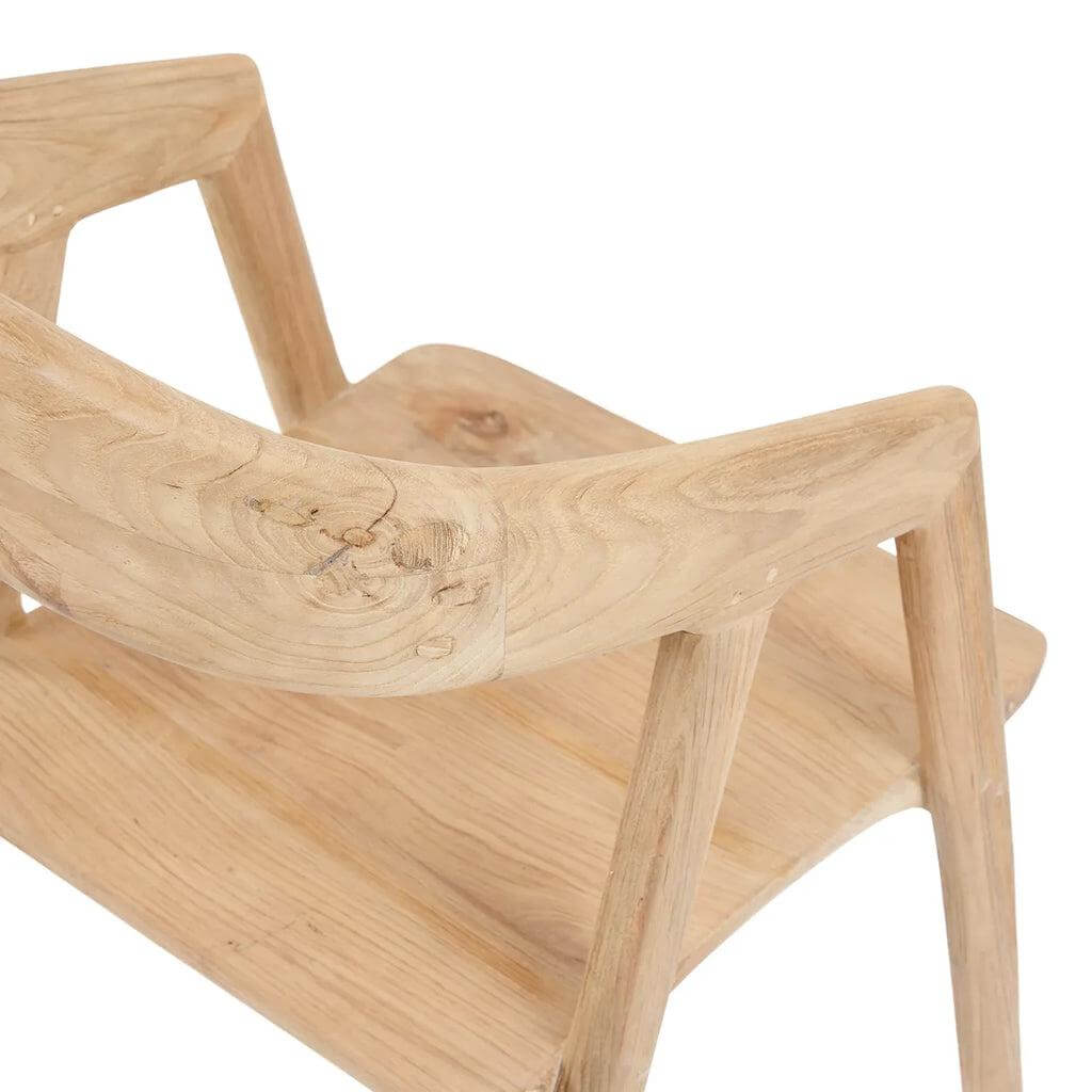De Teluk eetkamerstoel van hergebruikt teakhout, elegante en tijdloze stoel met stevige rugleuning.