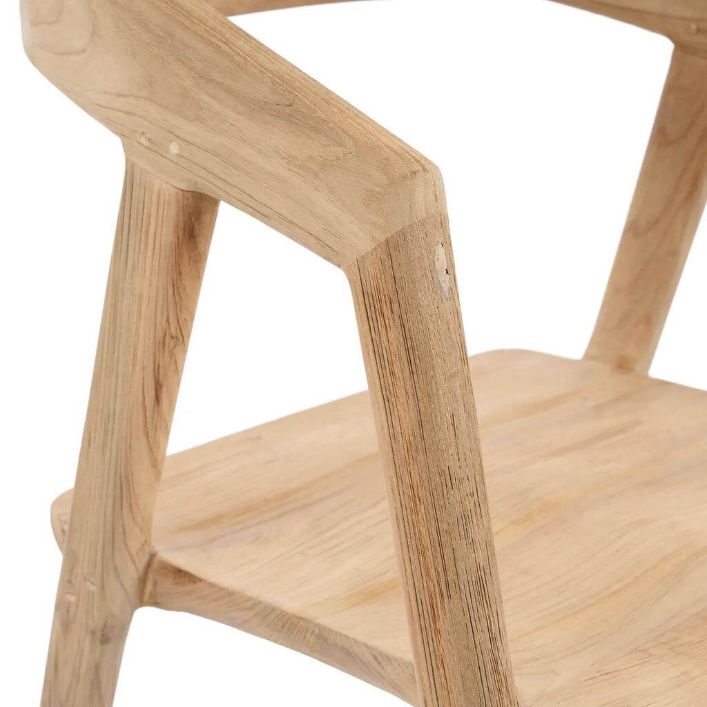 Close-up van De Teluk eetkamerstoel in hergebruikt teakhout, elegant en milieuvriendelijk, perfect voor elke eetkamer.
