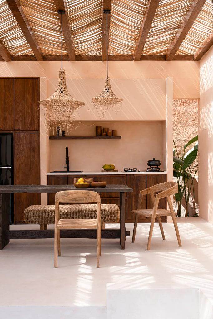 Elegante eetkamer met Teluk eetkamerstoel van hergebruikt teakhout, perfect voor een duurzame inrichting.