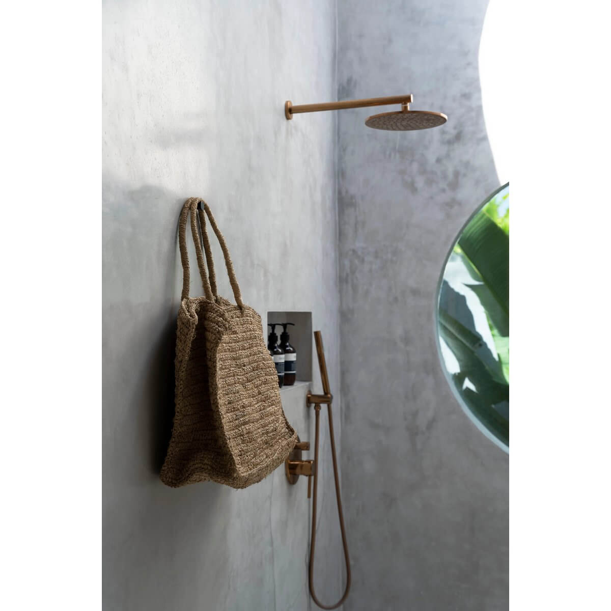 De Ti Amo raffia shopper, duurzaam en stijlvol, perfect voor strand of stad, hangend aan een moderne badkamerwand.