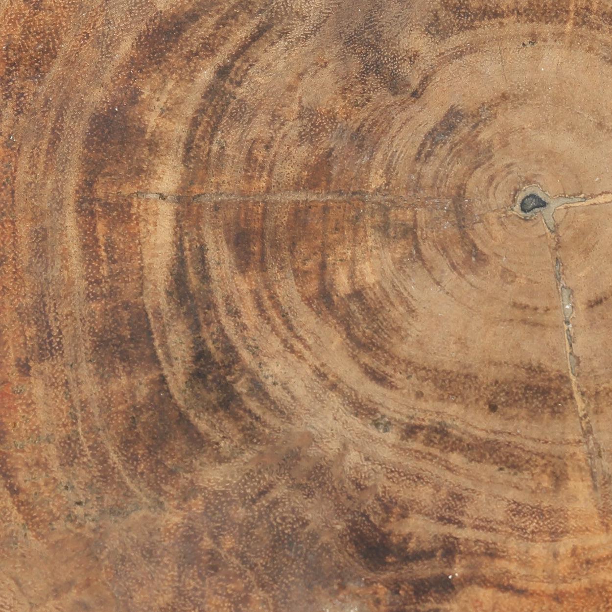 Close-up van het unieke nerfpatroon van massief Mungurr hout, gebruikt in de handgemaakte De Tribe Kruk - Naturel Zwart.