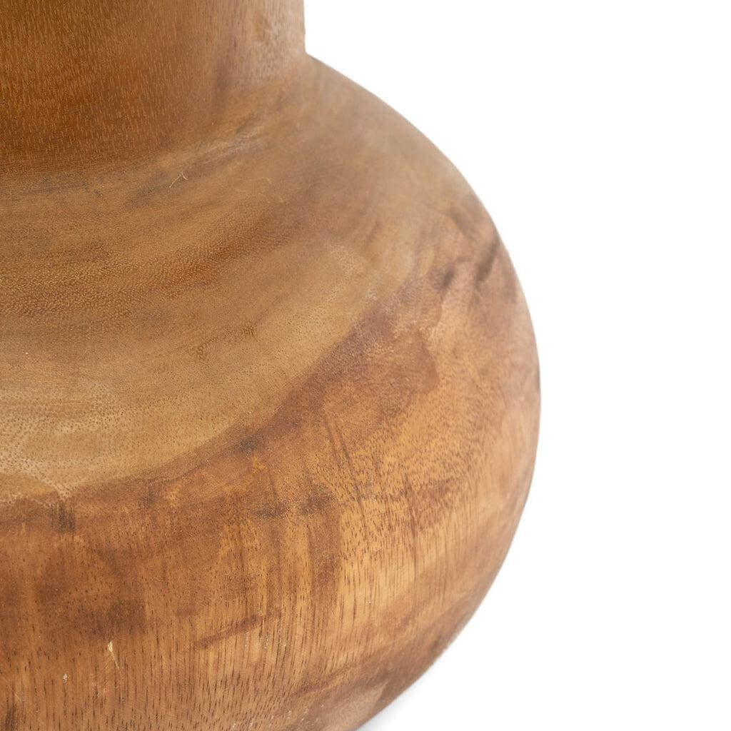 Detail van De Wayra-kruk in natuurlijke suarhout met organische vormen en donkere vlekken, geschikt als zitelement of bijzettafeltje.