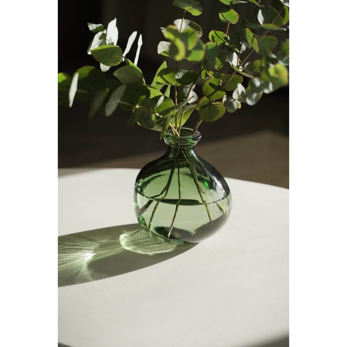Bohemian style De Xiao Vaas in soft green with organic curves, perfect for flowers or standalone decor; adds elegance to any room.
