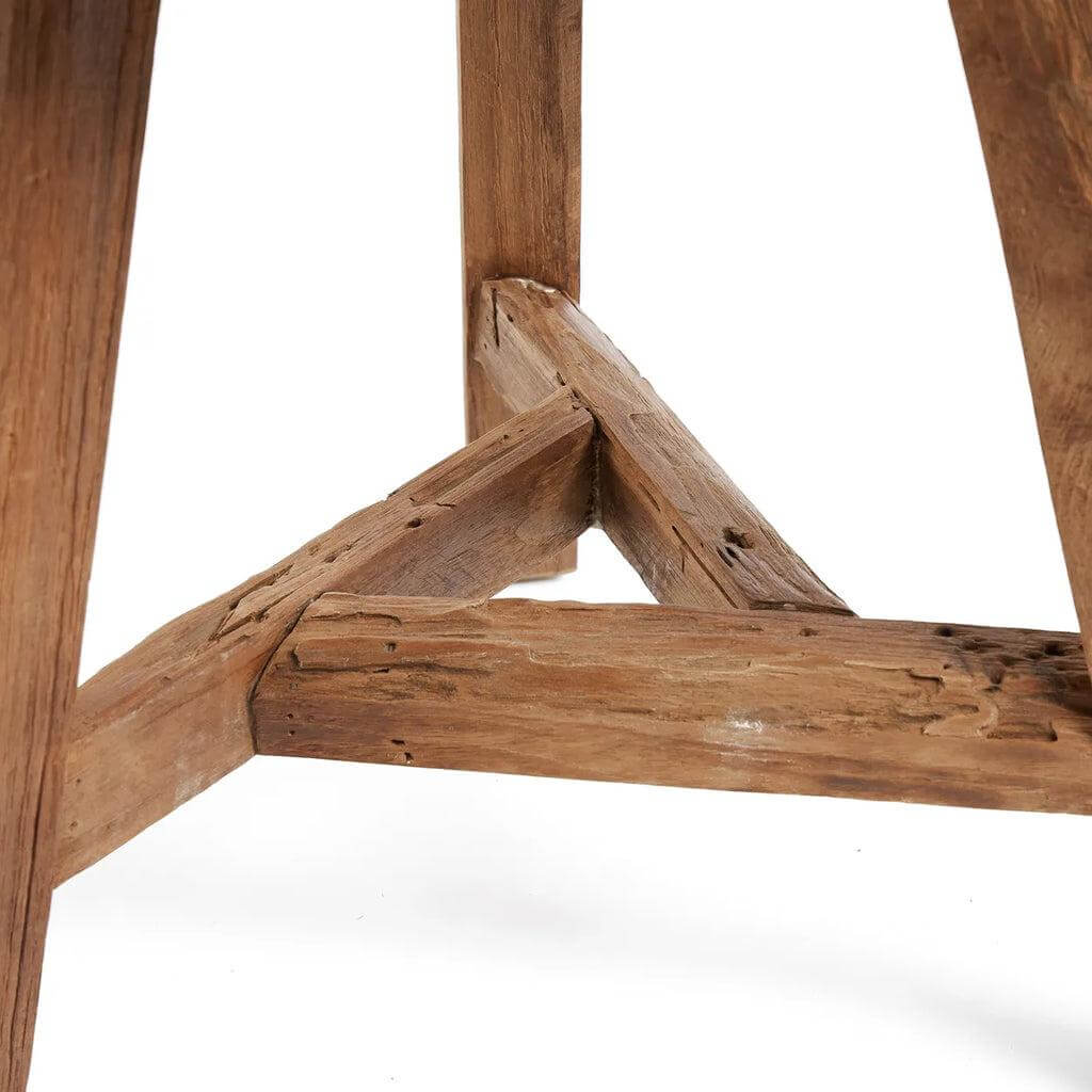 Detail van de Yatai kruk - gemaakt van geüpcycled teakhout met een rustieke uitstraling. Perfect voor elke kamer.
