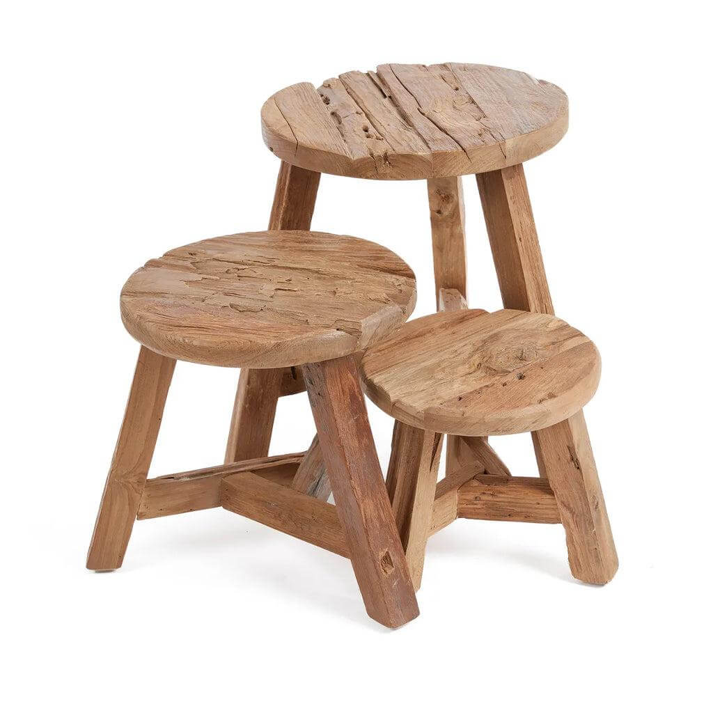 Set van drie Yatai krukken in natuurlijke teakhout voor een rustieke uitstraling. Perfect als zitplaats of decoratie in elk interieur.