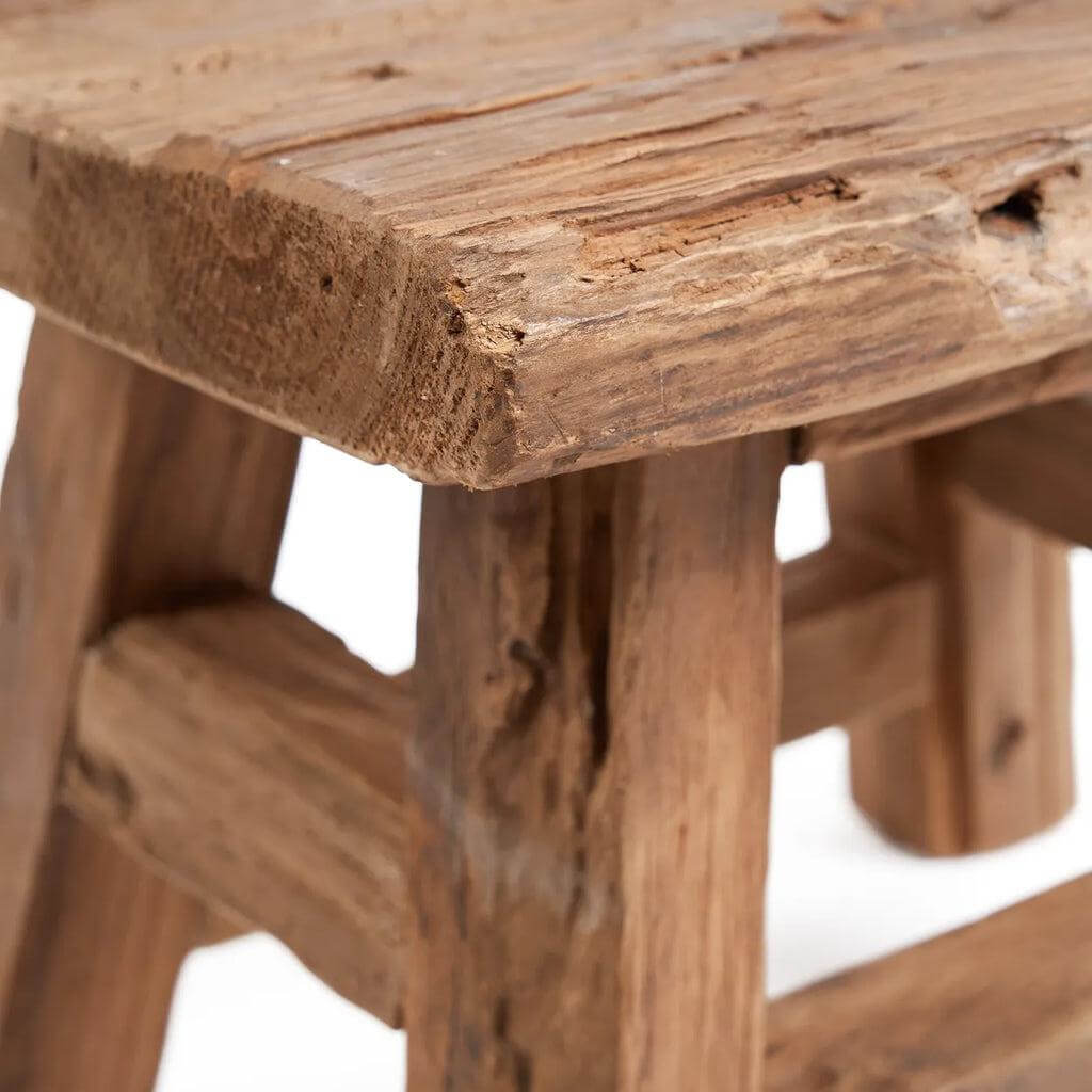 Detail van de Yoke kruk in natuurlijke afwerking, gemaakt van gerecycleerd teakhout. Perfect voor een rustieke uitstraling.