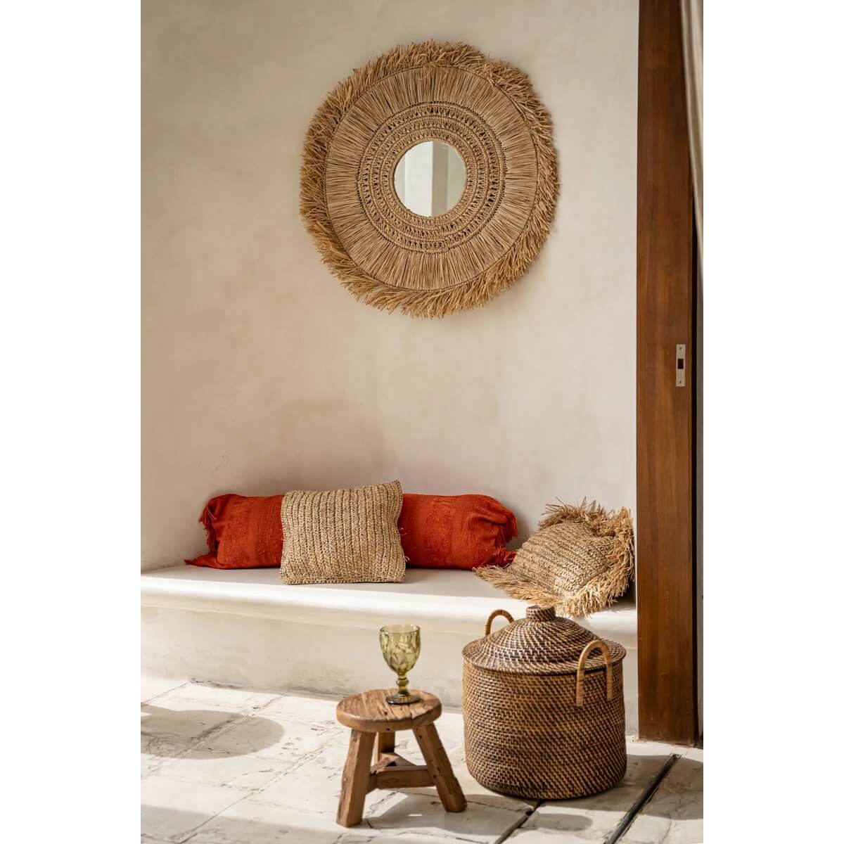 De Yuki spiegel - natuurlijk raffia ontwerp met kustsfeer, past perfect bij elk interieur. Franje details geven een unieke uitstraling.