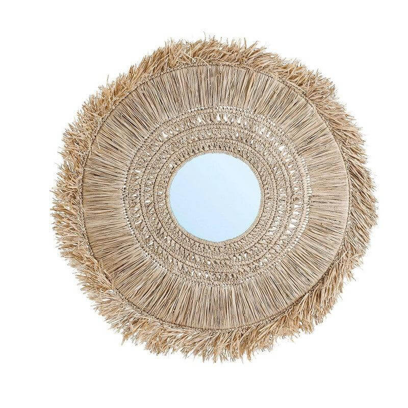 Alt Tag: Ronde Yuki-spiegel met natuurlijke raffia-weefsels, vijf ringen en franjes voor een kustachtige uitstraling in elk interieur.