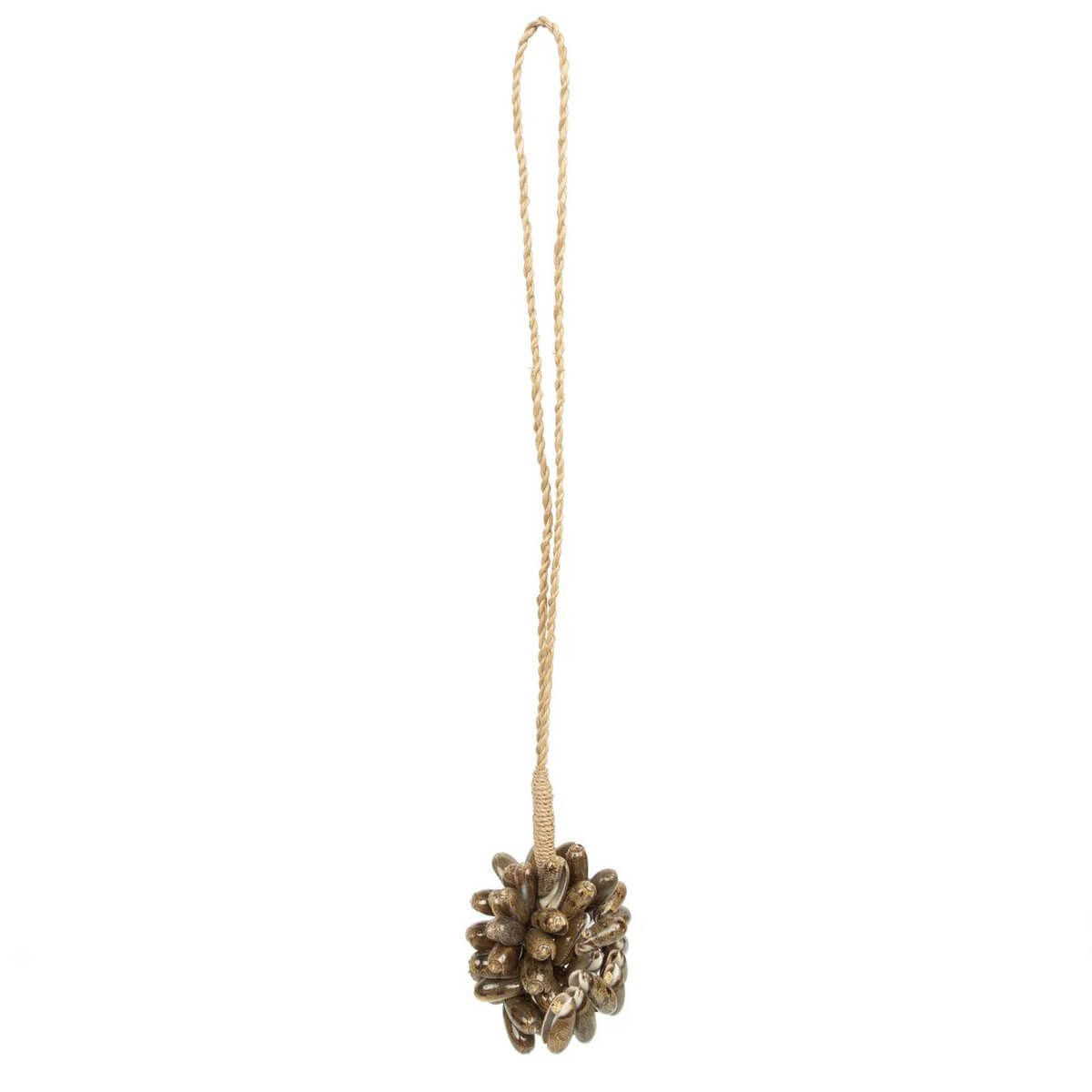 De bruine kauri shell kwast, handgemaakt van schelpen, Bohemian decoratie-item door Balinese ambachtslieden - Bazar Bizar Living