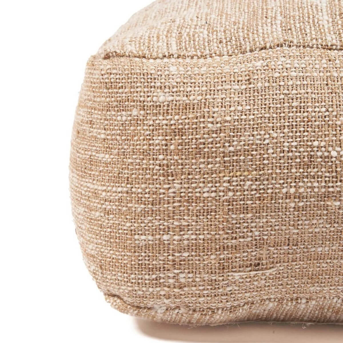 Close-up van de beige comfortabele poef, met zachte en duurzame stof, perfect voor extra zitplaatsen en gezellig loungen.
