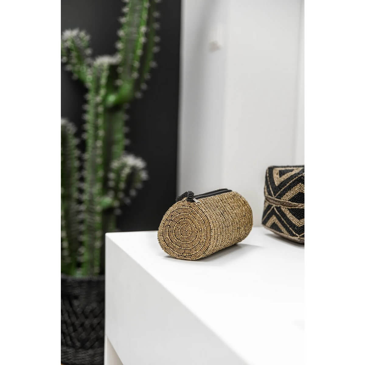 Bohemian goud etui op een witte tafel voor een cactus, ideaal voor pennen en make-up, stijlvol en multifunctioneel ontwerp.