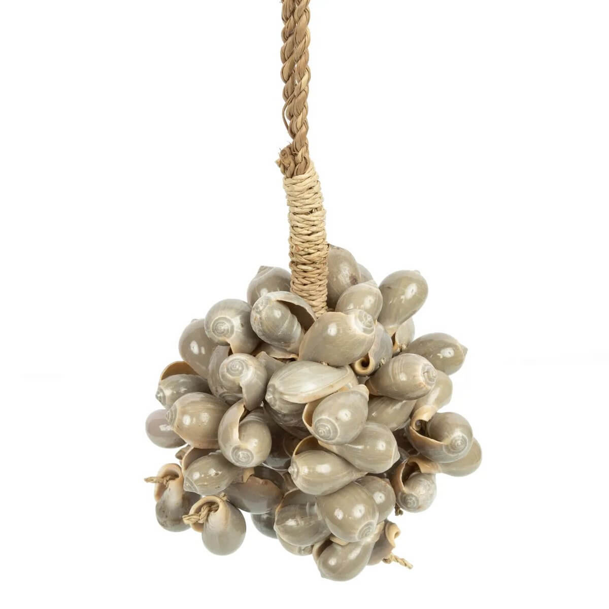 De grijze schelpkwast, bohemian decoratie met handgemaakte schelpen uit Bali, ideaal voor muren, gordijnen of deurdecoratie. Bazar Bizar Living.
