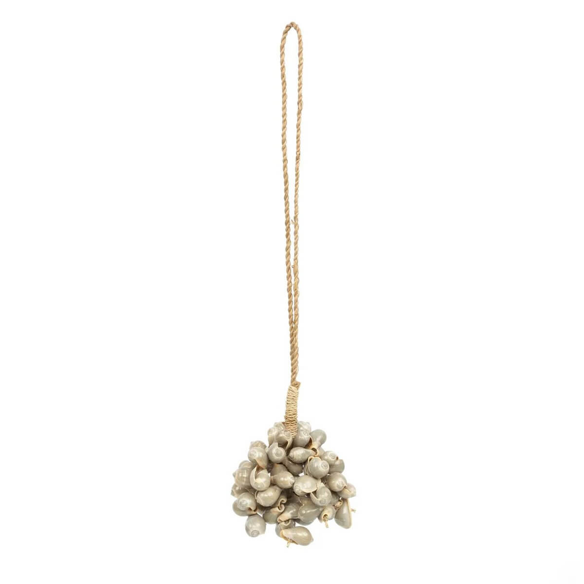 Handmade grey shell tassel for bohemian décor, crafted by Balinese artisans, perfect for doors and walls. Bazar Bizar Living.