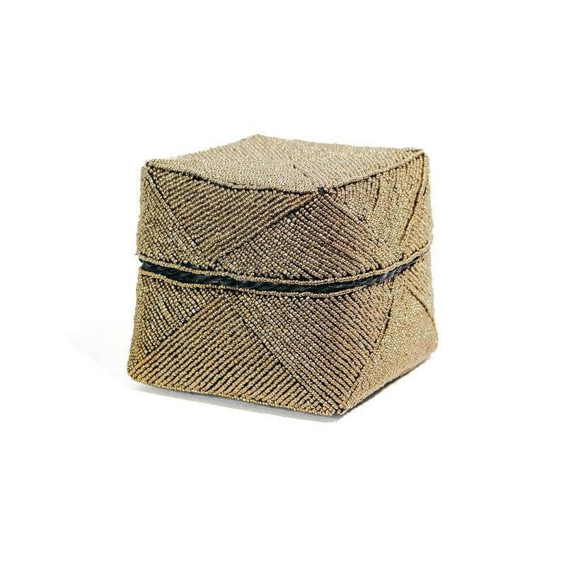 Handgemaakte goudkleurige kralenmand, perfect voor decoratie of opbergen, gemaakt door Balinese ambachtslieden.