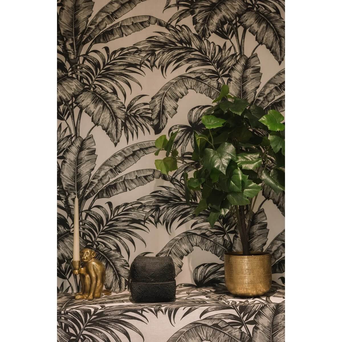 De kralenmand - Zwart - S met Balinese handgemaakte charme als decoratief element naast plant en gouden aapbeeldje.