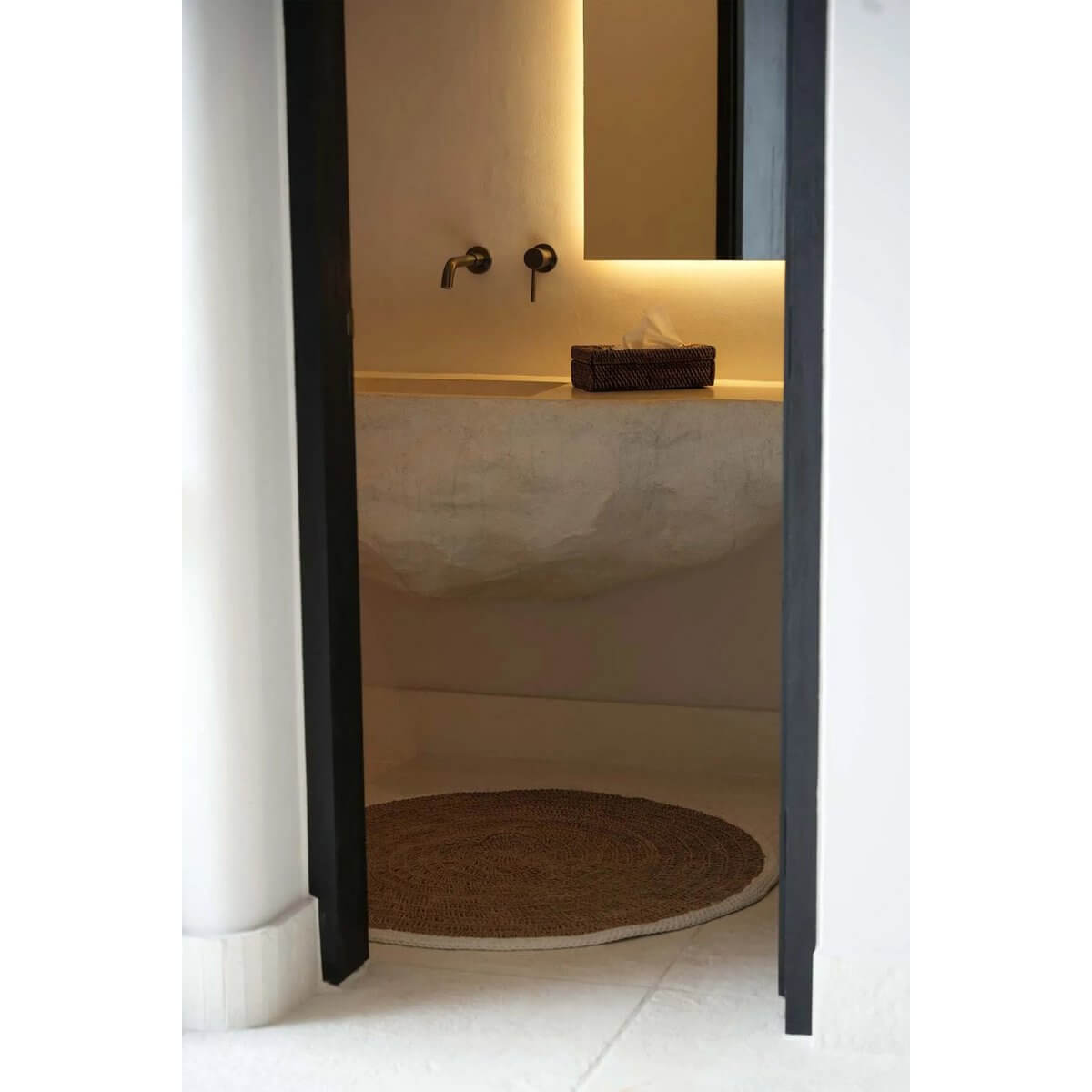 Stylish bathroom featuring the De rotan klassieke tissuedoos in natural brown enhancing the elegant decor.