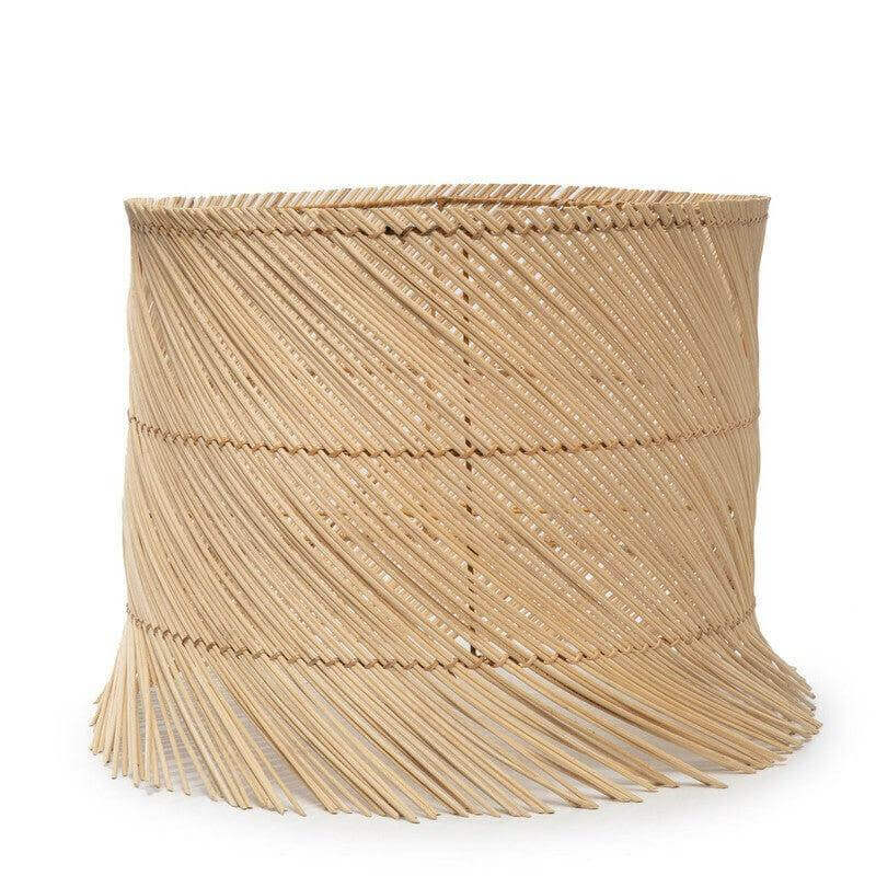 Speelse rotan tafellamp kap met franjes, natuurlijke boho stijl, perfect voor sfeervolle woon- en slaapkamers van Bazar Bizar Living.