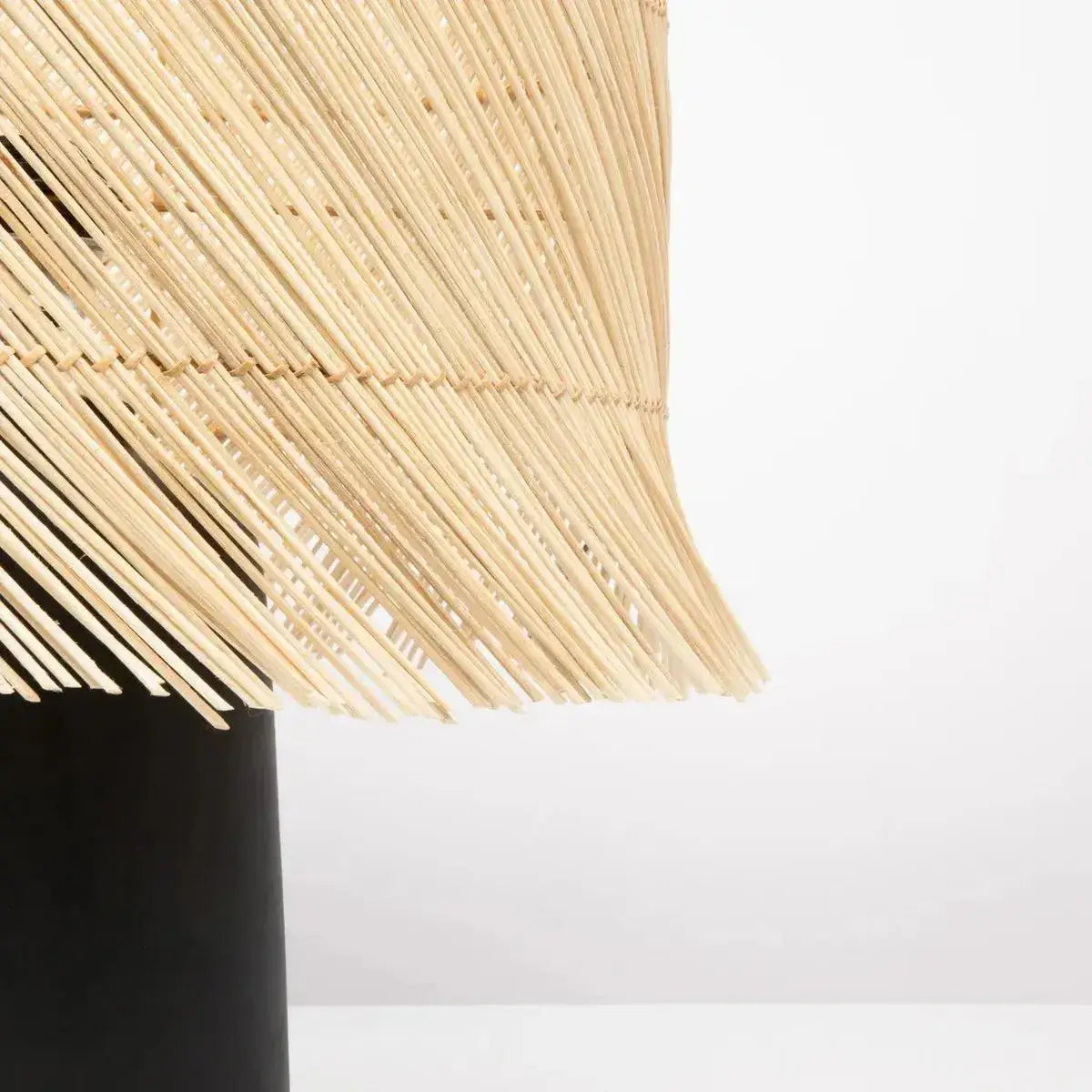 De rotan tafellamp - zwart naturel-Bazar Bizar Living-Ik Hout ervan.