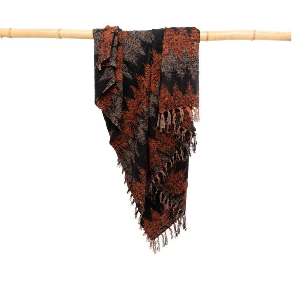 Luxe handgeweven katoenen plaid zwart oranje met franjes en zijde look, perfect voor een warme sfeer binnen of buiten.