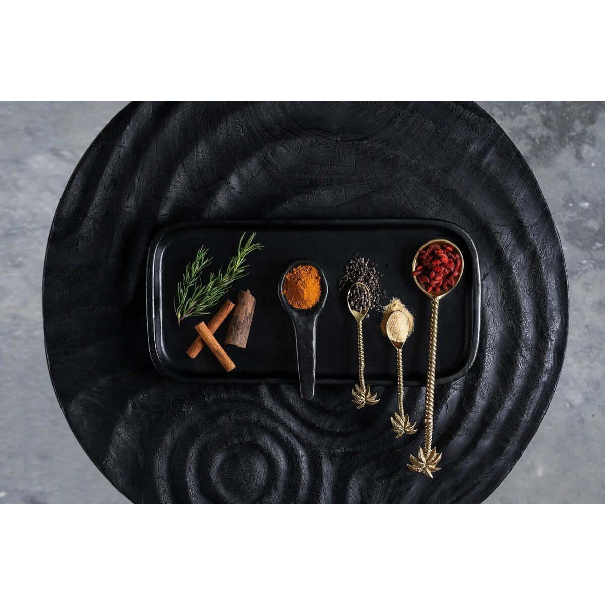 Bohemian black-burnt tapaslepel met kleurrijke kruiden, perfect voor stijlvolle foodies en opvallende maaltijdpresentaties.