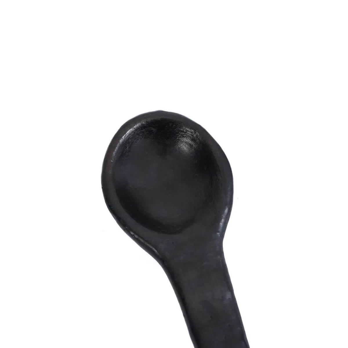 Bohemian style black-burnt tapaslepel perfect for Instagram-ready, colorful meals.