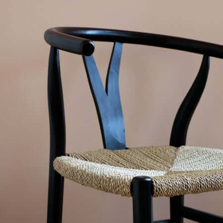 Eetkamerstoel Esta zwart Earthware Breng de bohemian vibe in je interieur met onze prachtige houten stoel Esta in het zwart. Met zijn unieke ontwerp en natuurlijke uitstraling is deze stoel perfect.