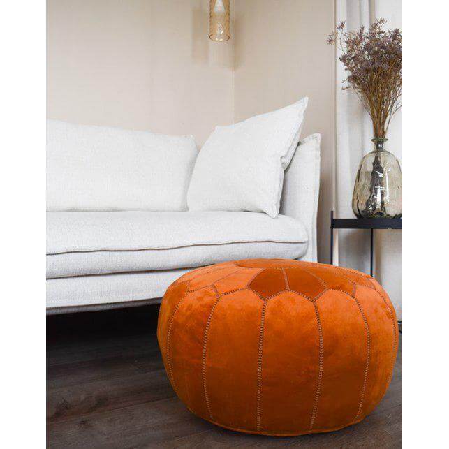 Fluwelen oranje poef in boho stijl voor een gezellige woonkamer sfeer, perfect als decoratie of voetenbankje.