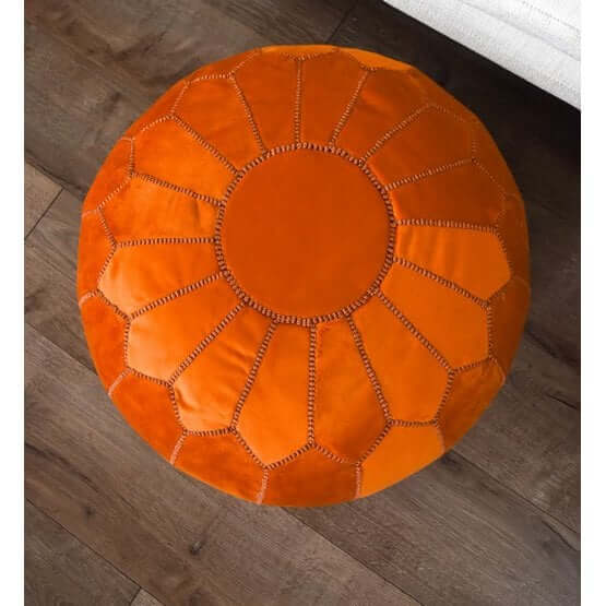 Oranje fluwelen Marokkaanse poef voor een boho sfeer in je woonkamer, slaapkamer of kinderkamer. Handgemaakt en multifunctioneel.