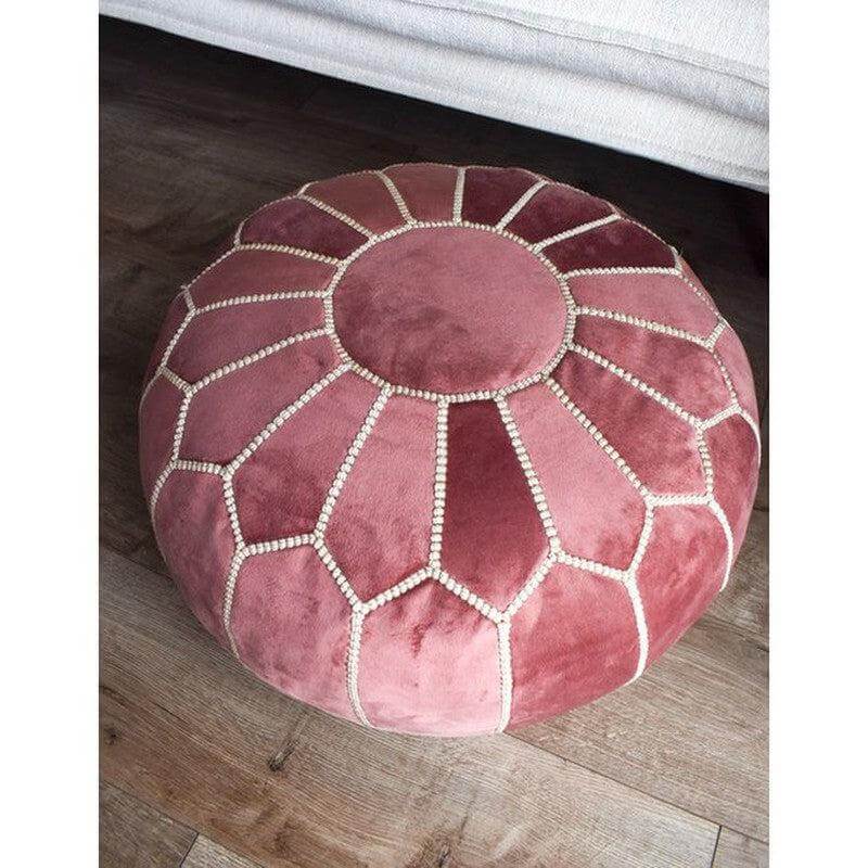 Marokkaanse roze fluwelen poef van Poufs&Pillows, handgemaakt en multifunctioneel als voetenbankje of extra zitplaats, boho interieur.