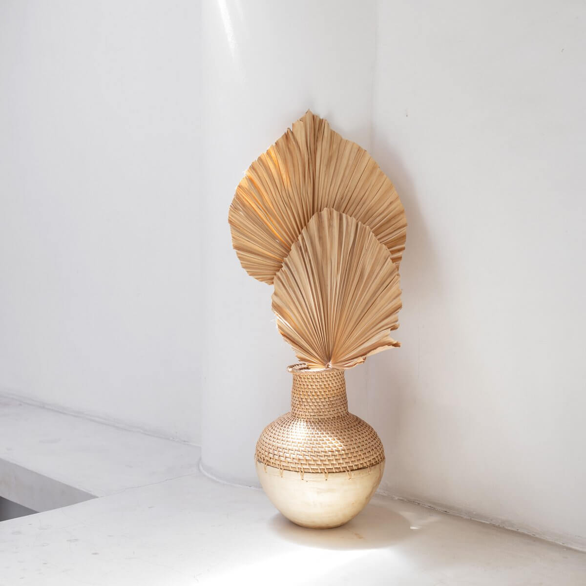 Geweven Boho vaas Kamari van rotan, perfect voor gedroogde bloemen in bohostijl, 30 cm hoog, handgemaakt en eerlijk verhandeld.