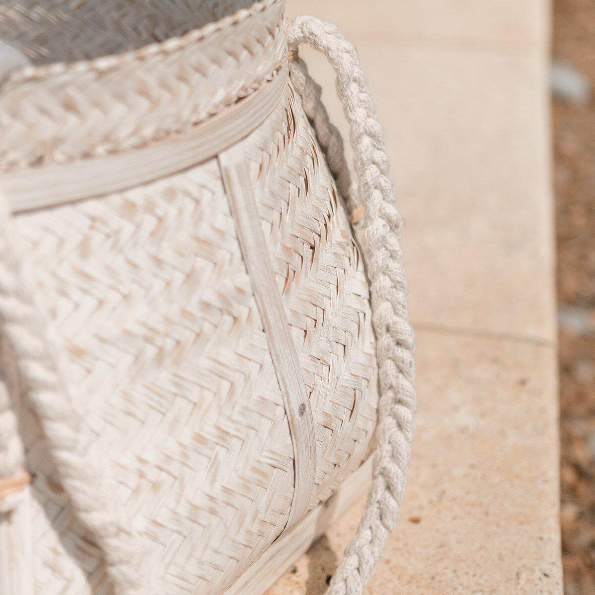 Boho opbergmand BIKU van bamboe met handvatten, perfect als wasmand of plantenbak, handgemaakt en eerlijke handel.