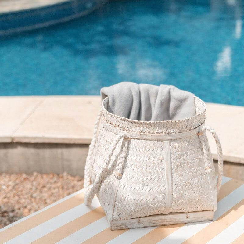 Grote Boho Opbergmand van Bamboe BIKU bij het zwembad, perfect als wasmand of plantenhouder.