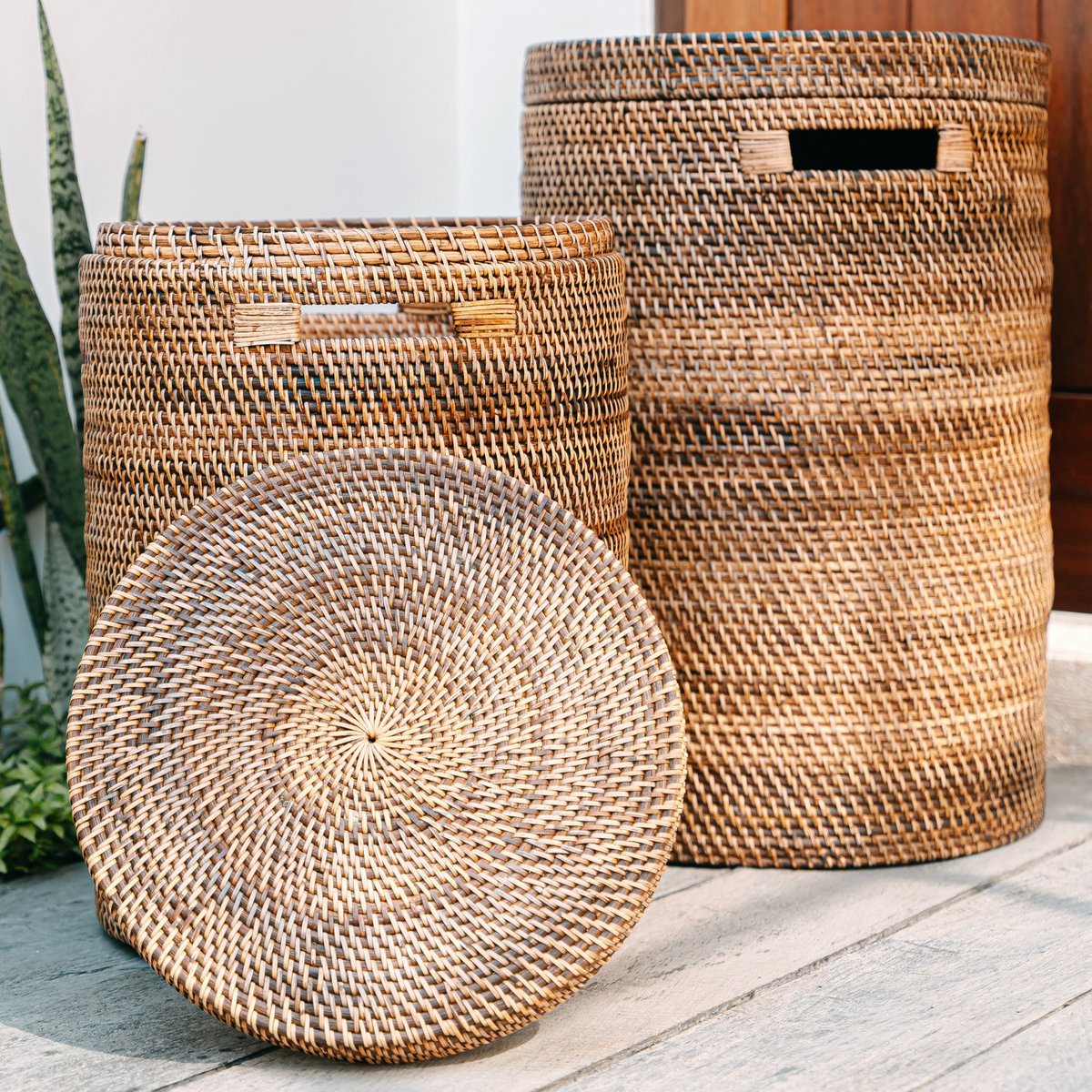 Grote wasmand met deksel - geweven ronde mand - bruine boho opslagmand - decoratieve rotan mand (2 maten Ø 36/40 cm) sari (bruin)-manden met deksel-Soeji-Ik Hout ervan.