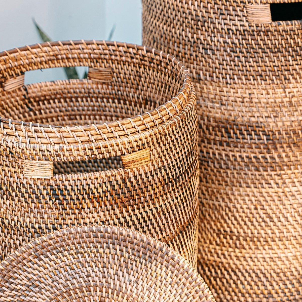 Grote wasmand met deksel - geweven ronde mand - bruine boho opslagmand - decoratieve rotan mand (2 maten Ø 36/40 cm) sari (bruin)-manden met deksel-Soeji-Ik Hout ervan.