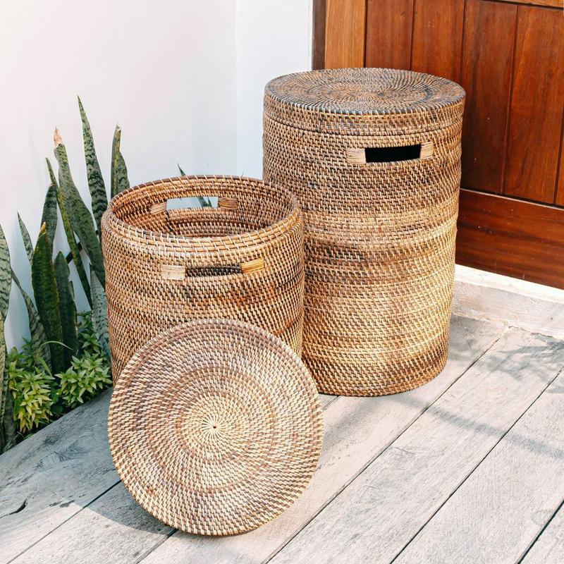 Grote wasmand met deksel - geweven ronde mand - bruine boho opslagmand - decoratieve rotan mand (2 maten Ø 36/40 cm) sari (bruin)-manden met deksel-Soeji-Ik Hout ervan.