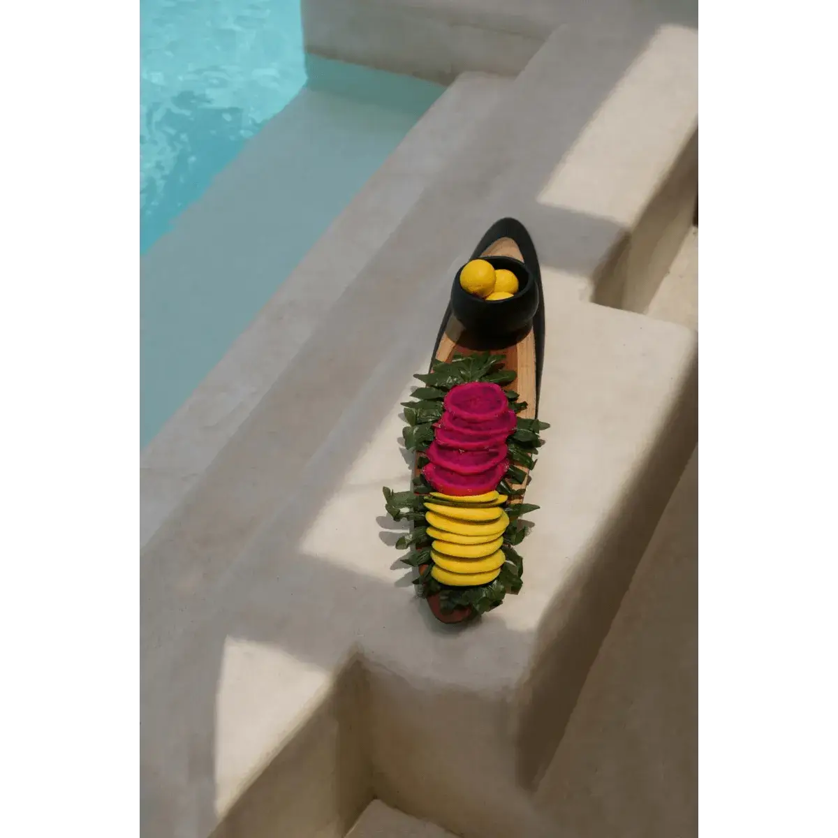 Het Bondi Tapasbord - XL with vibrant fruits by the pool, showcasing a bohemian style perfect for dining and entertaining.