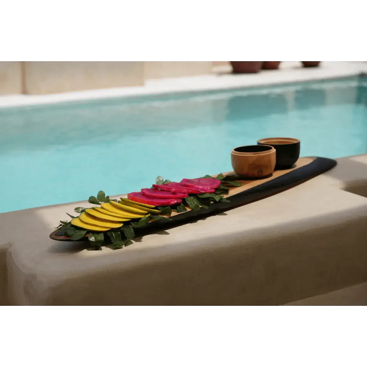 Bohemian Het Bondi Tapasbord XXL displayed poolside with vibrant snacks, perfect for brunch or soirée. Teakhouten design enhances elegance.