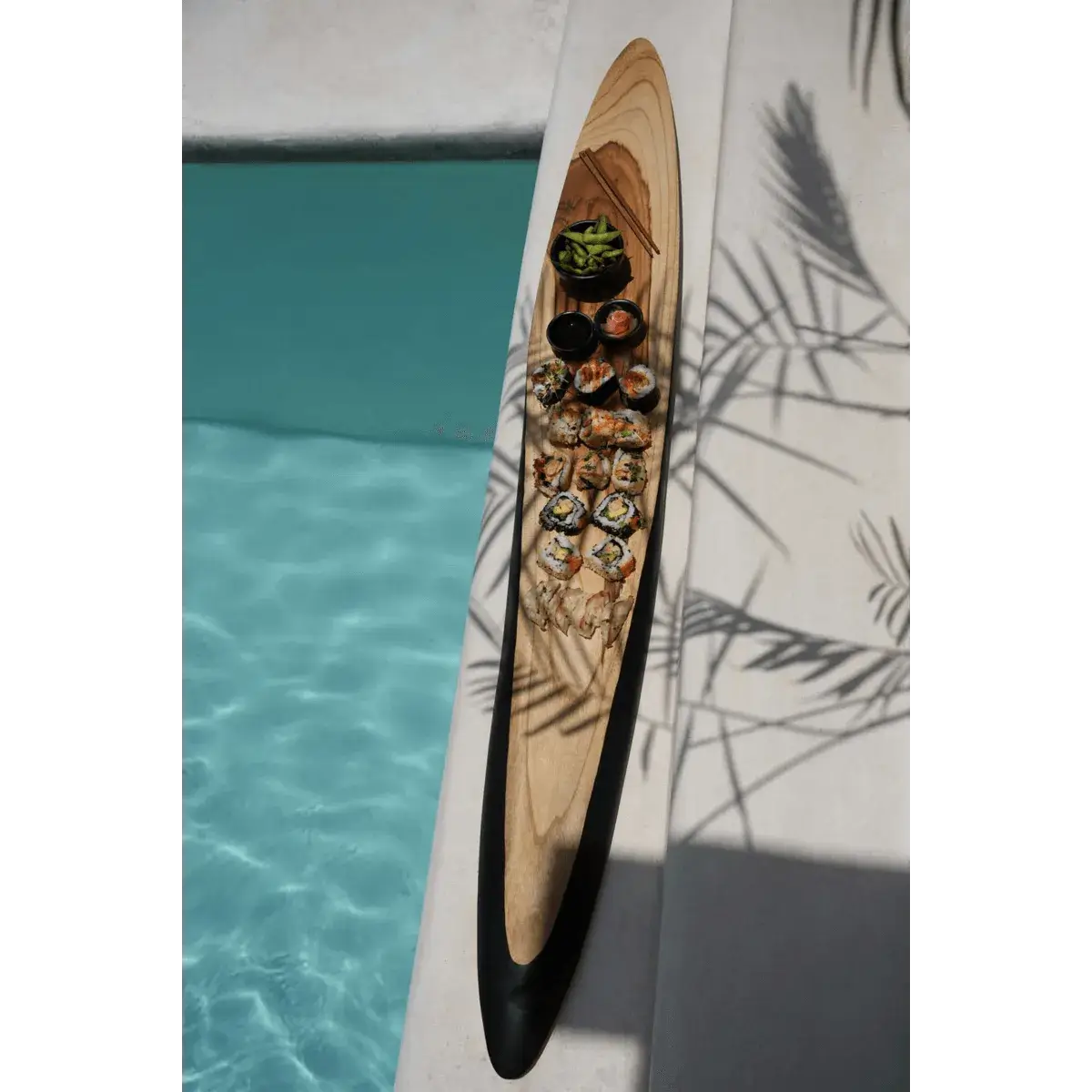 Het Bondi Tapasbord in XXL by the pool, perfect for serving snacks with a Bohemian touch. Elegant teakwood design. Ideal for entertaining.