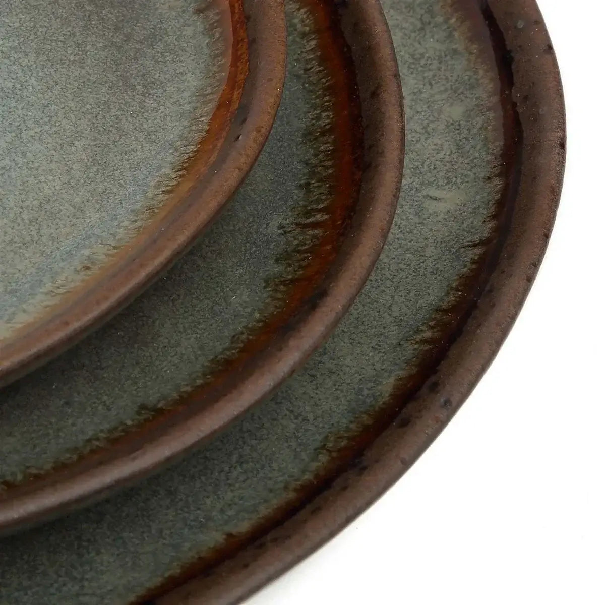Close-up of Het Côa voorgerechtbordjes set of 6, showcasing hand-painted Portuguese ceramic design in earthy tones.