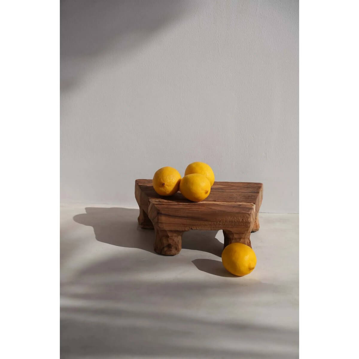 Bohemian teakhouten dienblad met citroenen, perfect voor tapas en snacks, met unieke nerven voor een stijlvolle touch.