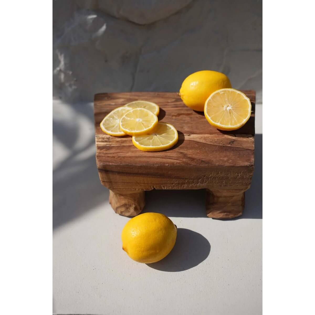 Bohemian-style teakhouten dienblad met citroenen, perfect voor stijlvolle snacks en decoratieve flair.