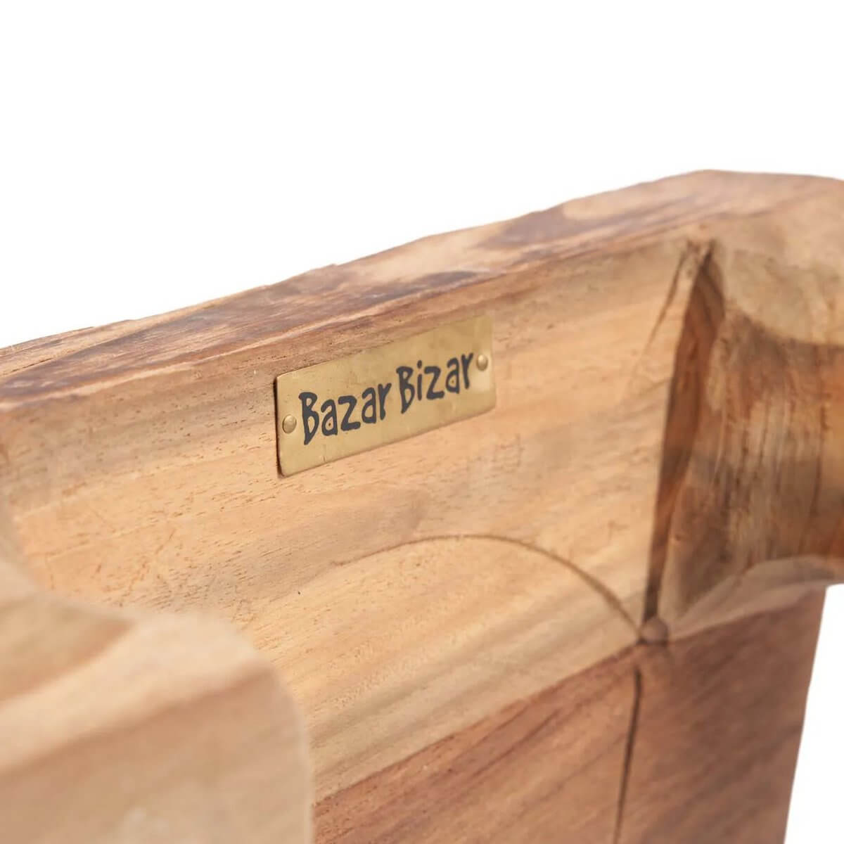 Close-up of a Bohemian teakhouten dienblad met natuurlijke nerven, ideaal voor stijlvolle snacks. "Bazar Bizar" merk zichtbaar.