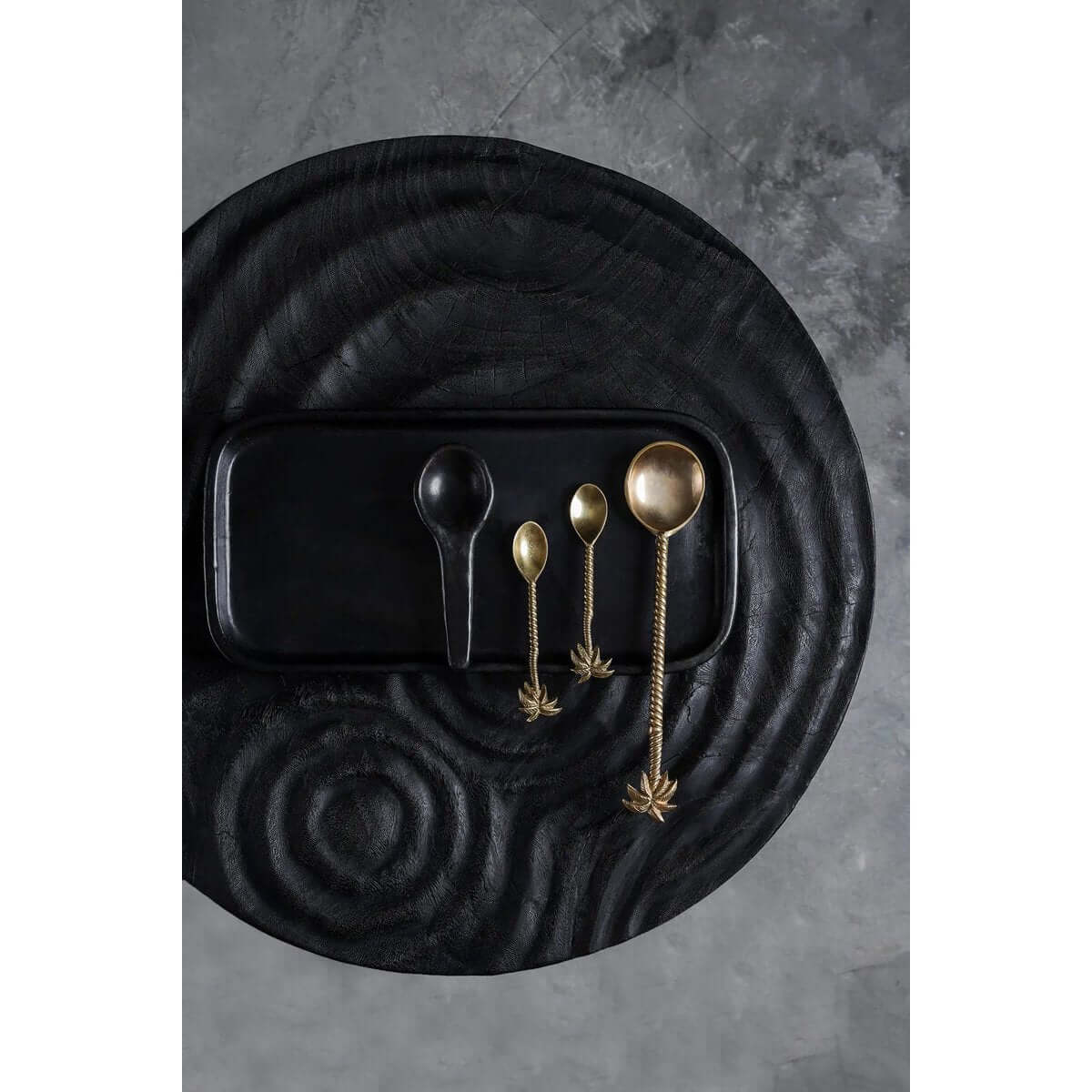 Alt Tag: Het verbrande tapasbord met gouden lepels op zwart terracotta, perfect voor tapas of sushi, uniek servies voor gasten.