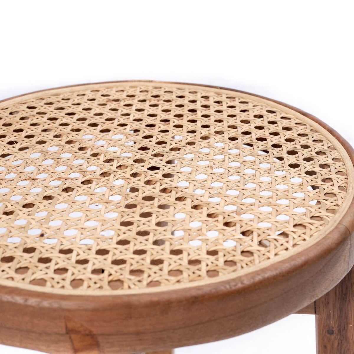 Detailopname van houten kruk CARAMIN met een prachtig gevlochten zitting, ideaal voor een warme, natuurlijke uitstraling in je interieur.